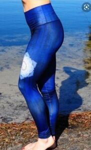 Downdogz (Size M) Navy Blue White Floral Print Activewear Yoga Leggings